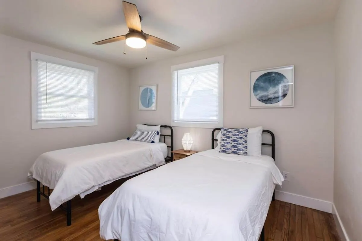 The Beach Vibe With Hot Tub 8 Min To The Beach Virginia Beach United States