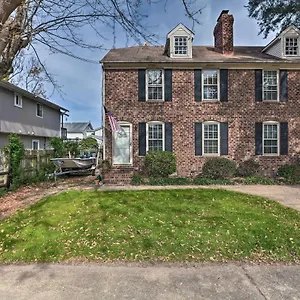  Holiday home Evolve High-End Home On Lake 1 Block To Coast!